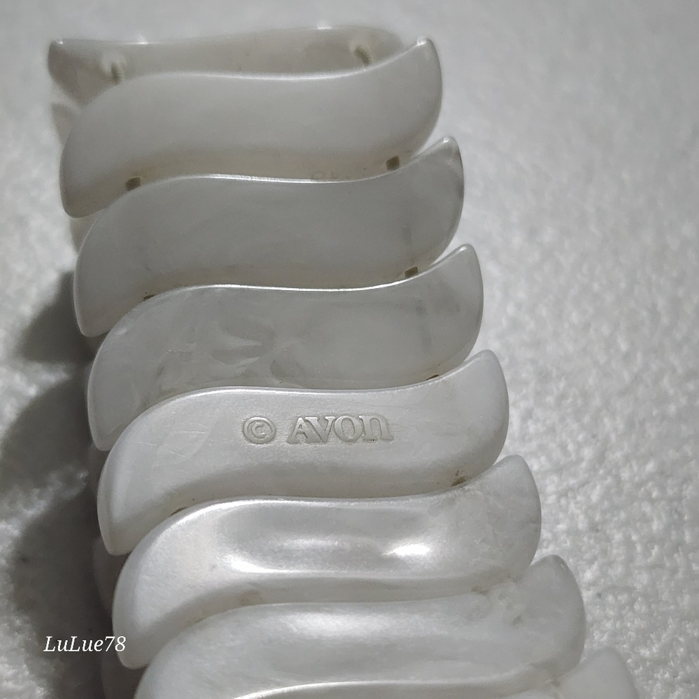 Avon White Stretch Bracelet - Picture 8 of 10